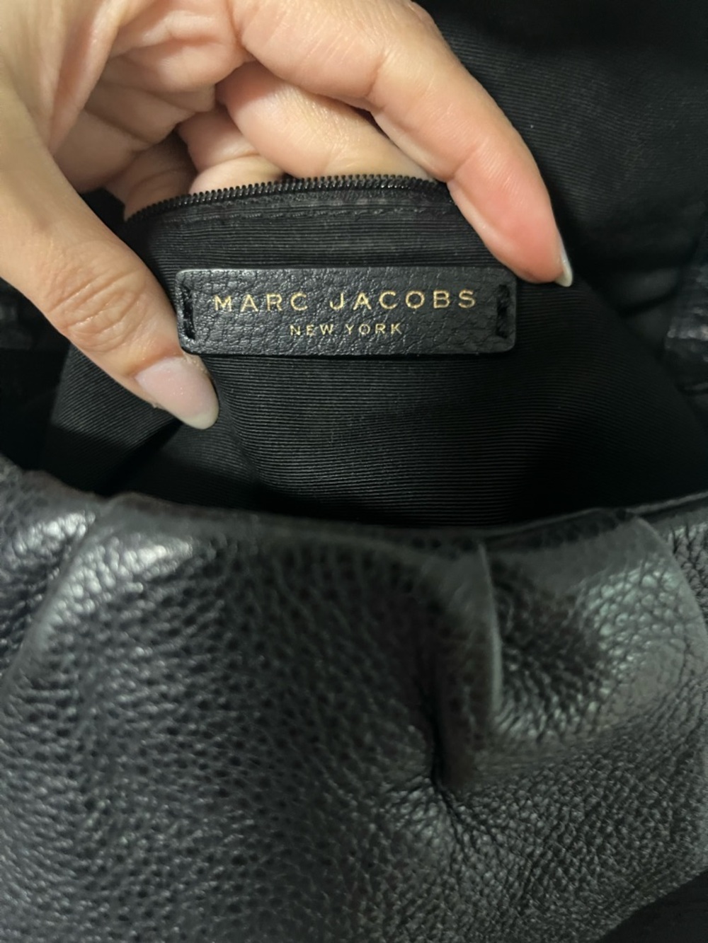 Marc Jacobs Black Leather Hobo Shoulder Bag with Gold Plaque - Picture 7 of 7